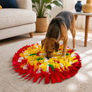 Cachorro usando o tapete olfativo Taupet Salada de Frutas em uma sala de estar.