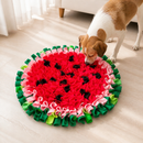 CÃ£o farejando o tapete de forrageio melancia