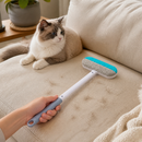 Removendo pelos de gato do sofá com a Escova Multifuncional 4 em 1 PeloOff