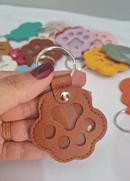 Chaveiro Patinha GuardaPata na mão